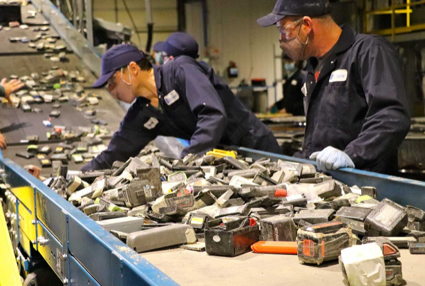 Recycling van lithium-ionbatterijen komt eindelijk op gang in Noord-Amerika en Europa